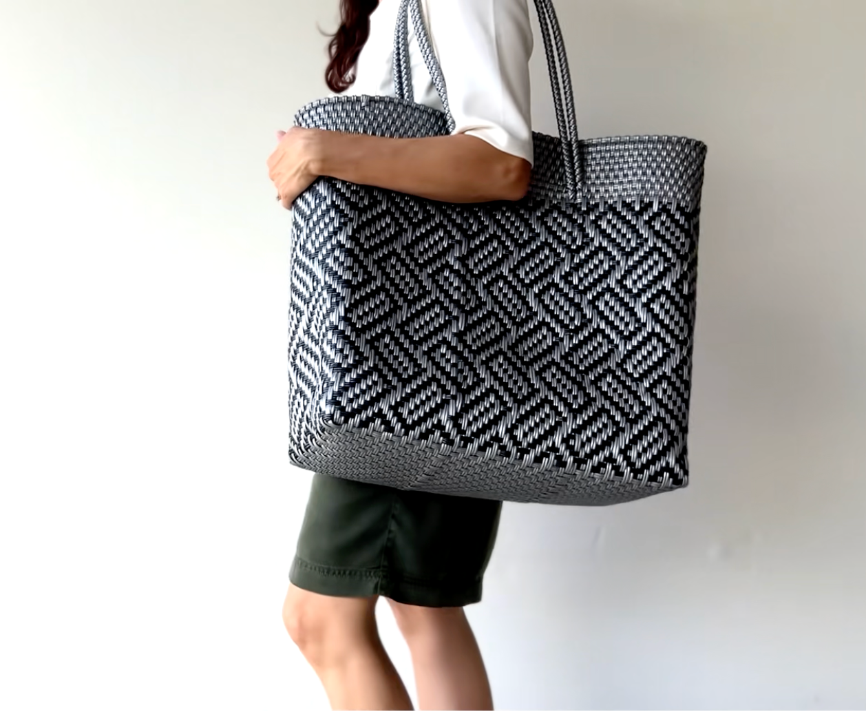 Mercado Large Tote – Silver & Black Rectangle Weave